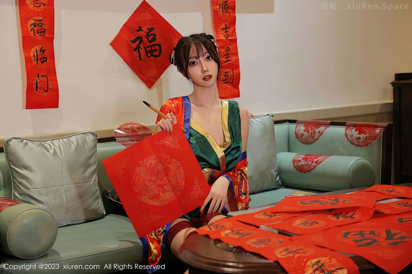 图片[3]-[XiuRen秀人网]2023.01.18 VOL.6157 是小逗逗 白色紧身旗袍加黑丝美腿性感私房写真集-秀人网官方网站